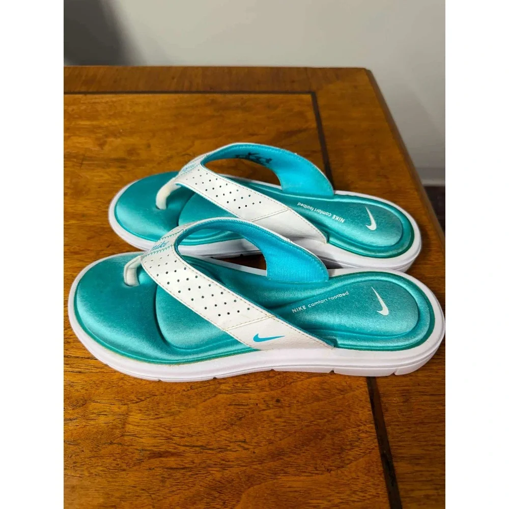 Nike Womens 8 Teal Flip Flop Comfort Footbed White Thong Sandal Sporty Casual